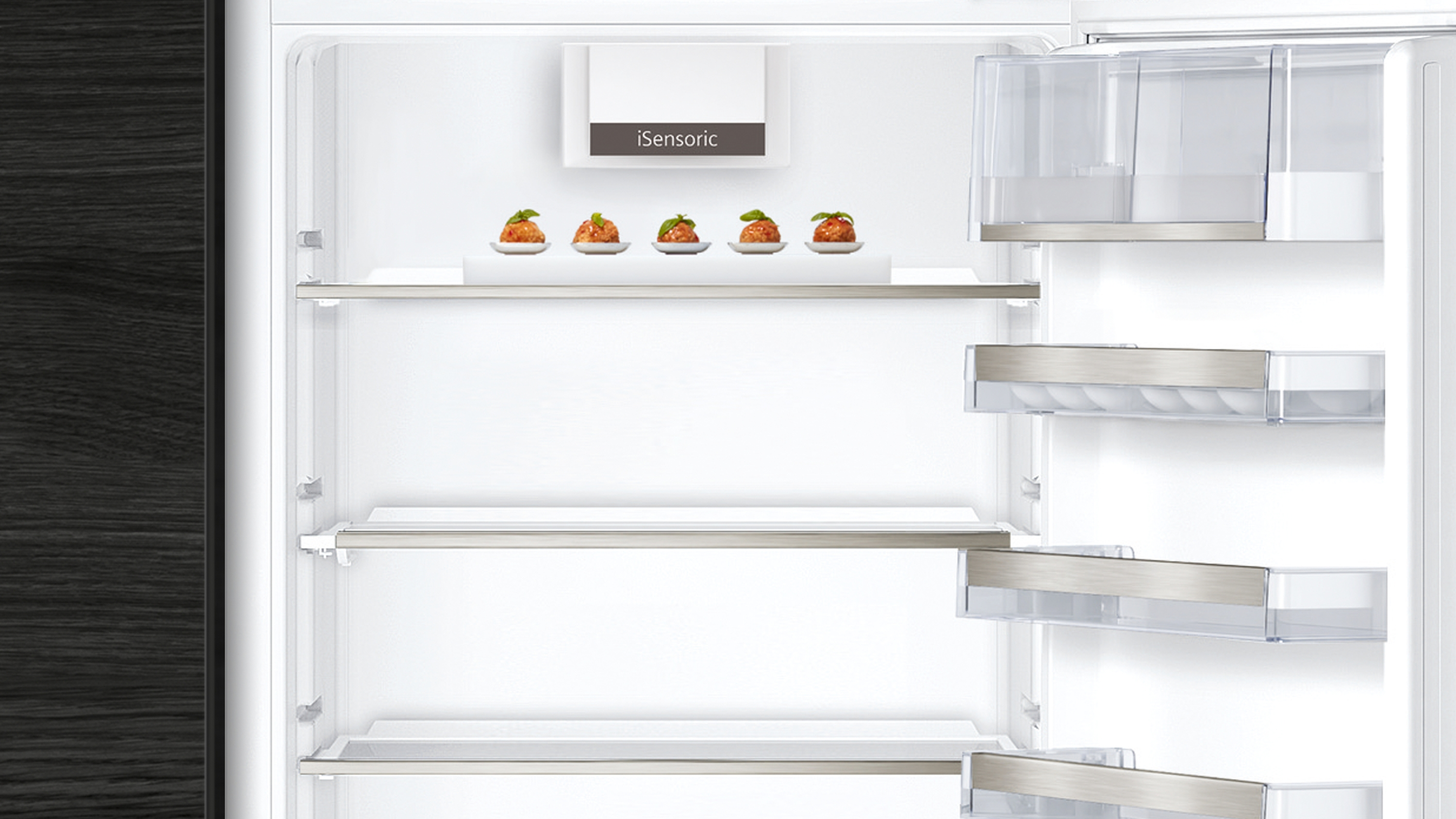 Kühlschrankinnenraum, offen. Regale mit Lebensmitteln und Staufächern. Weißes Innere.