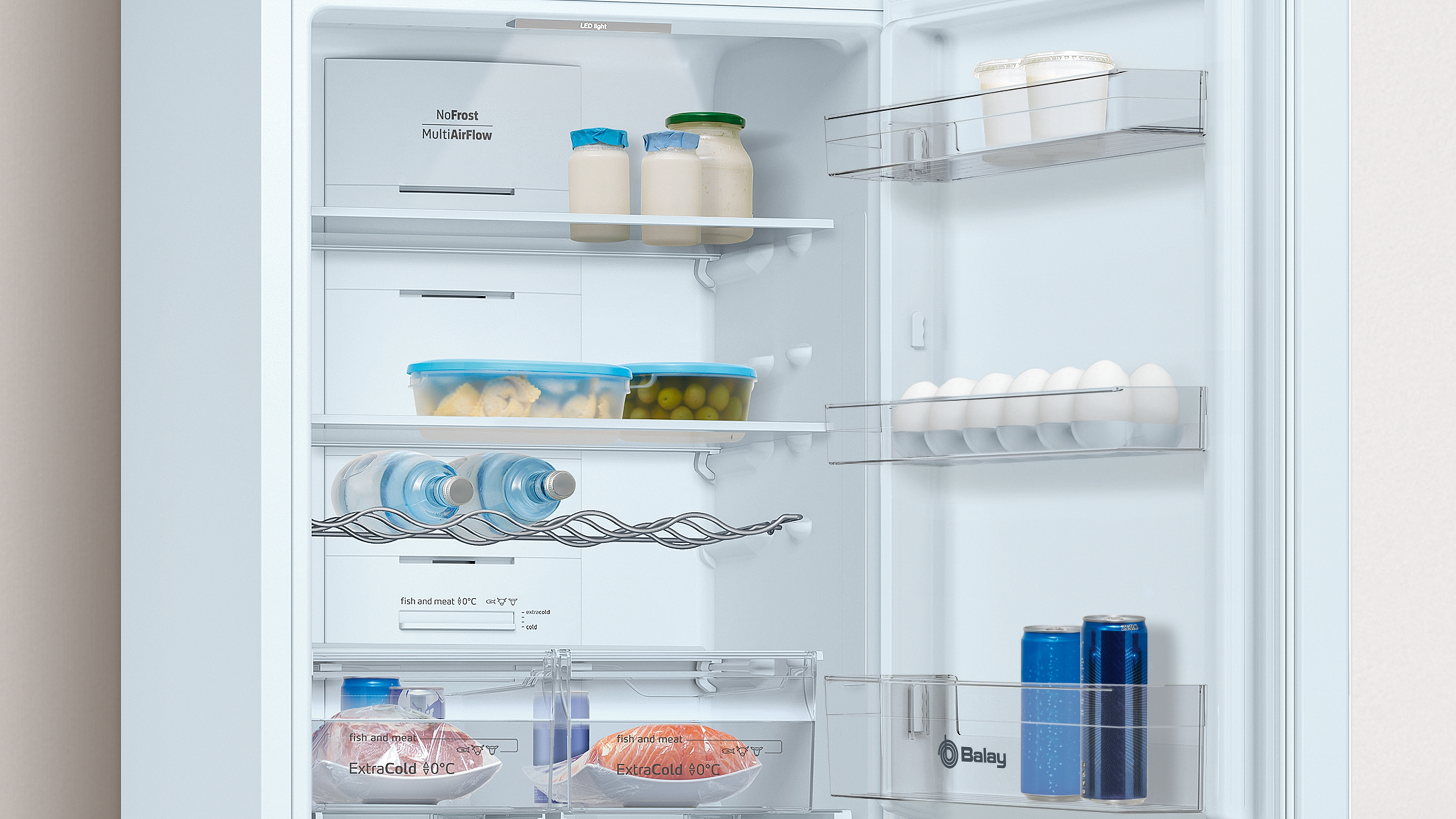 Refrigerador abierto con estantes llenos de alimentos: botellas, huevos y recipientes. Interior blanco.