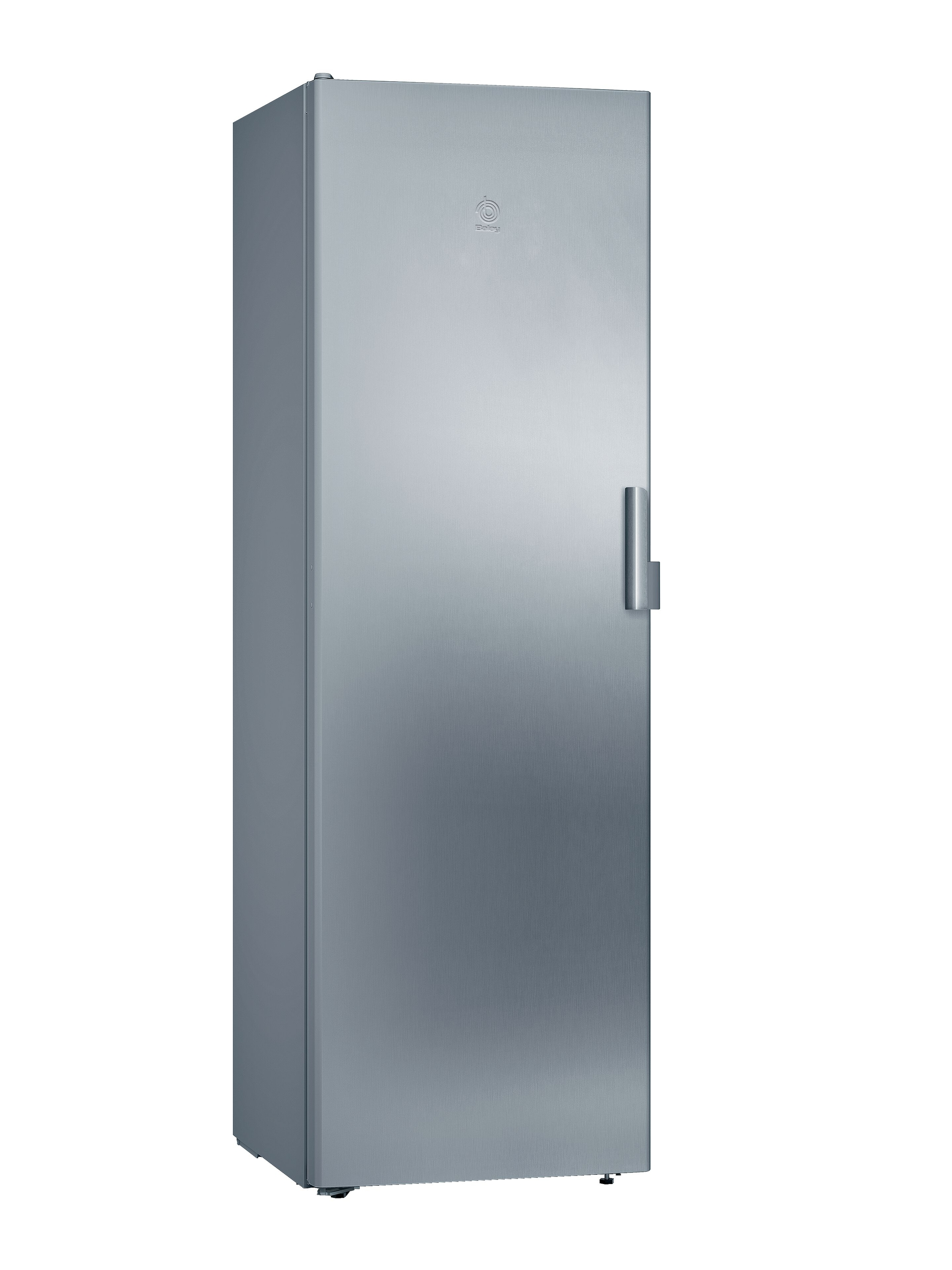 Un refrigerador alto y plateado con una sola puerta y una manija en el lado derecho, sobre un fondo blanco.