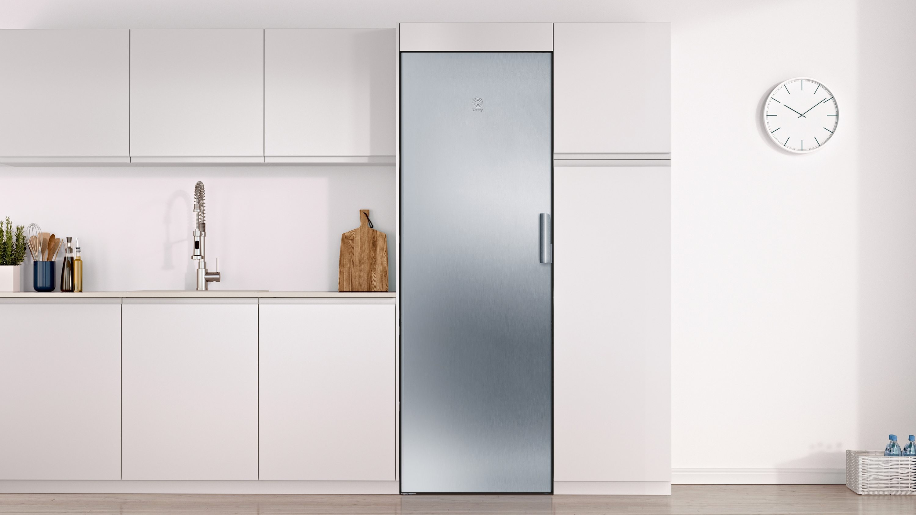 Cocina blanca con un gran refrigerador plateado y un reloj de pared blanco.