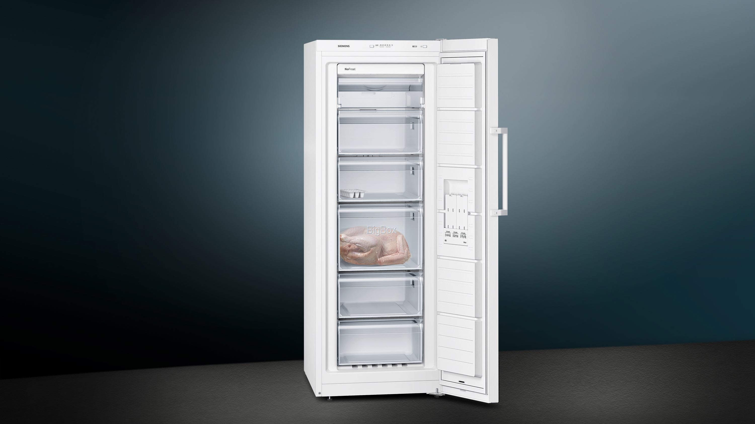 Ein weißer Siemens Gefrierschrank mit geöffneter Tür, Schubladen und Truthahn.