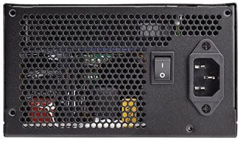 Rückseite eines schwarzen Netzteils. Mit Lüftergitter, Netzschalter und Stromeingang.