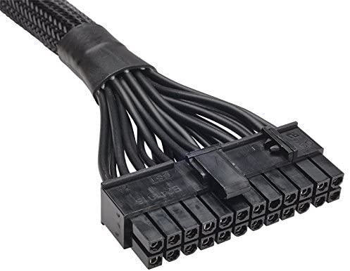 Schwarzes PC-Stromkabel mit mehreren Drähten und Anschlüssen, vor weißem Hintergrund.