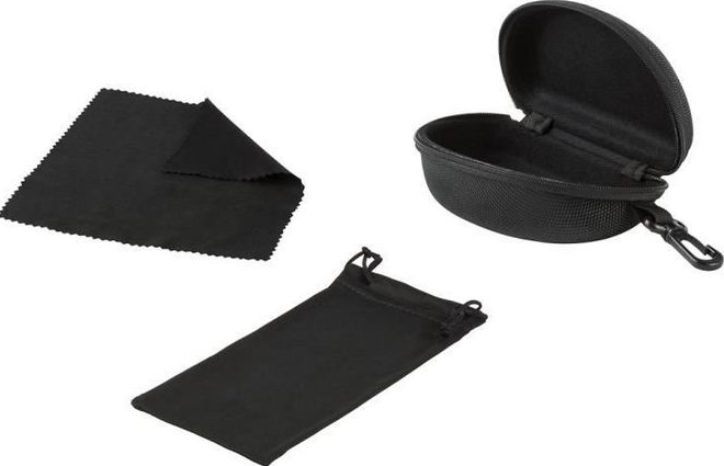 Un astuccio per occhiali nero, un panno per la pulizia e una custodia su una superficie bianca.