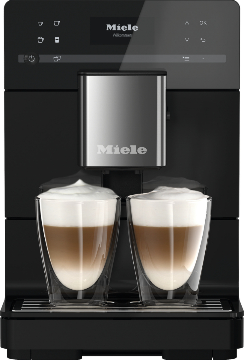 Eine schwarze Kaffeemaschine mit zwei Gläsern Latte. Weißer Hintergrund.