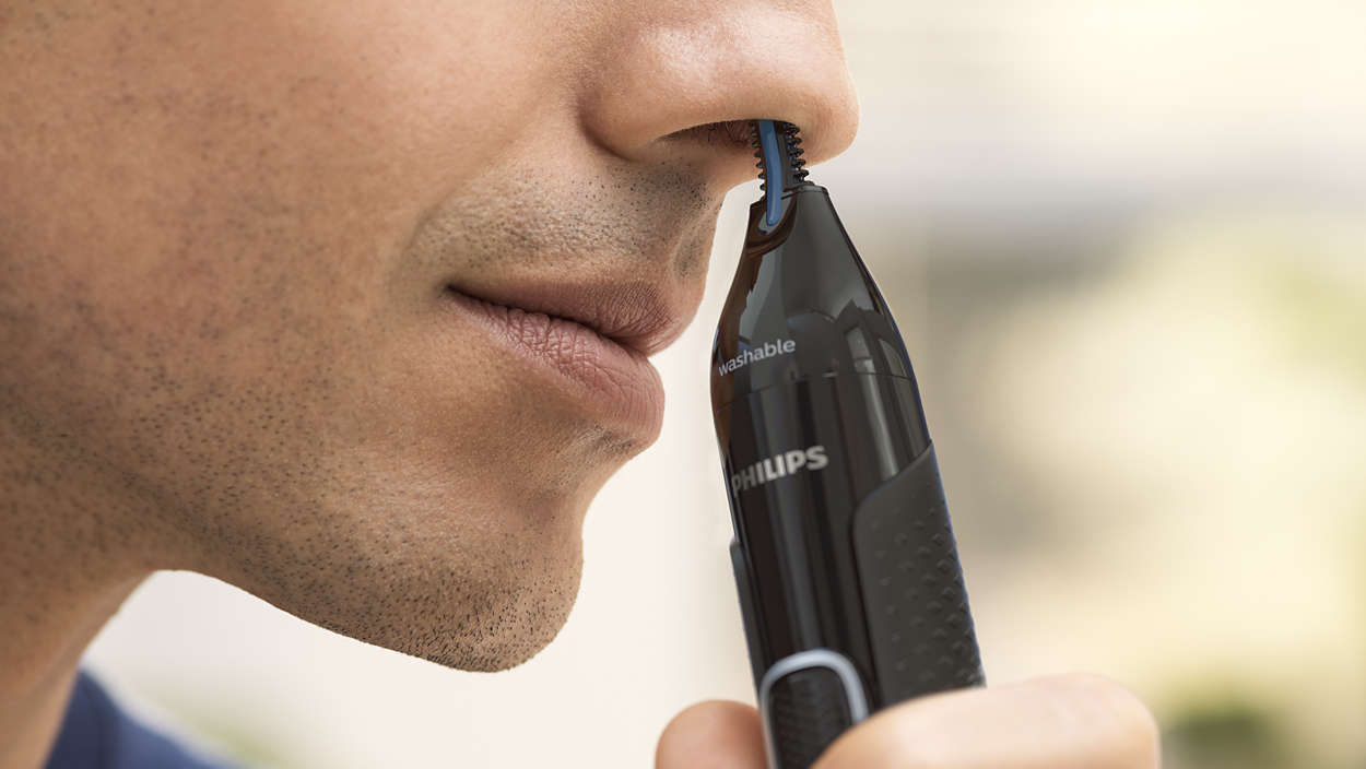 Man gebruikt een neushaartrimmer.