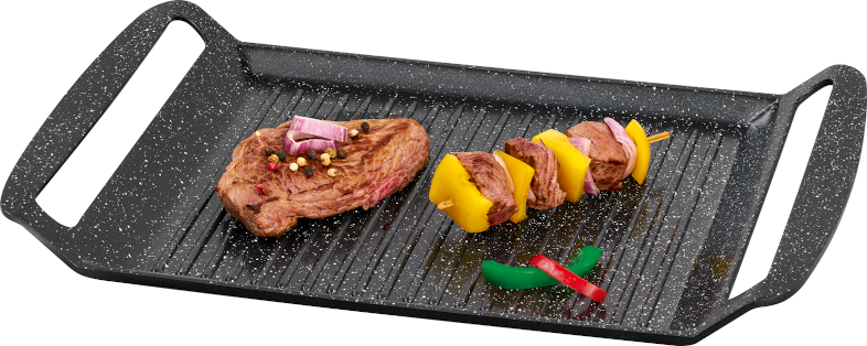 Grillezett steak és nyársak fekete grill serpenyőben.