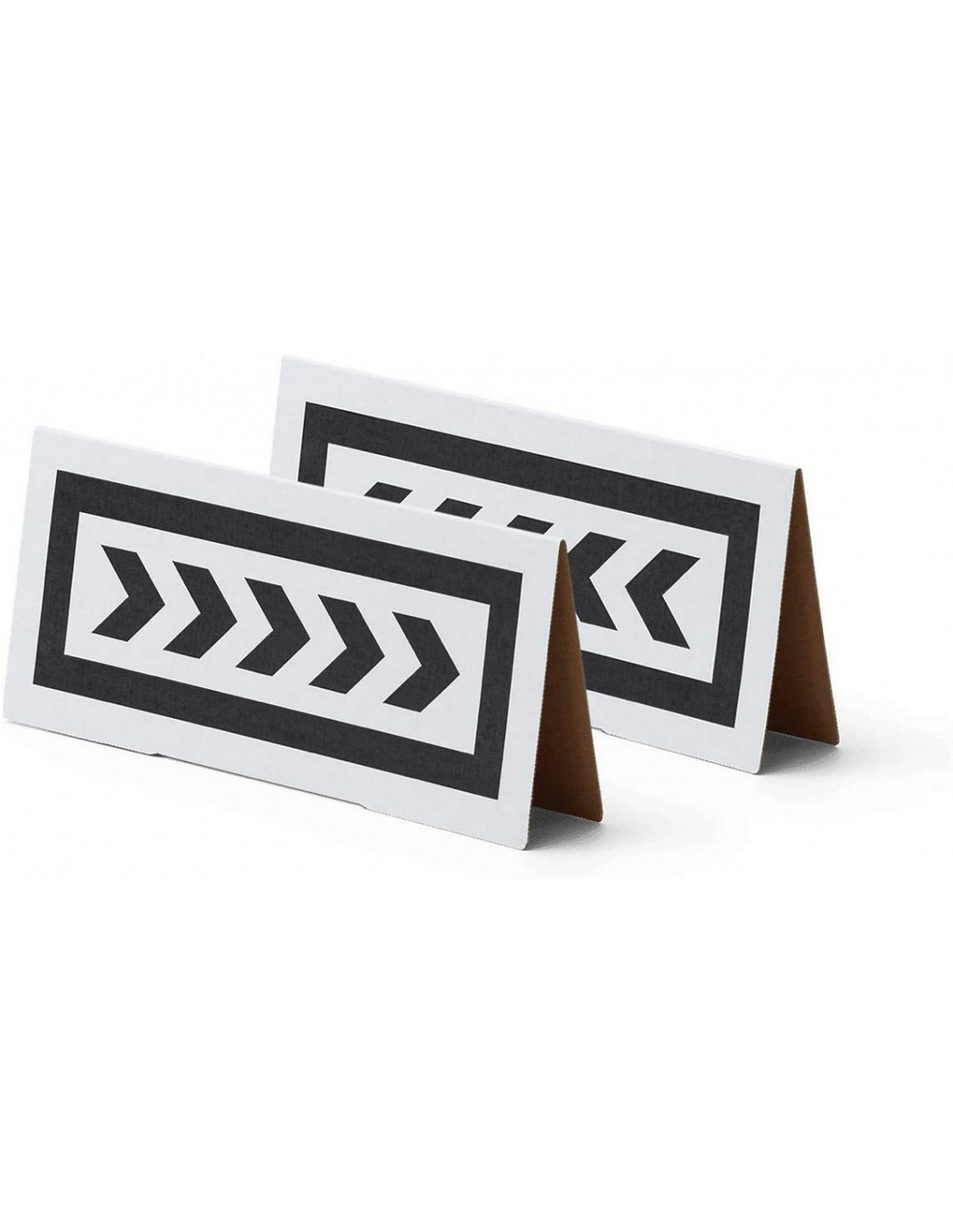 Dos letreros rectangulares blancos con flechas negras, de pie.