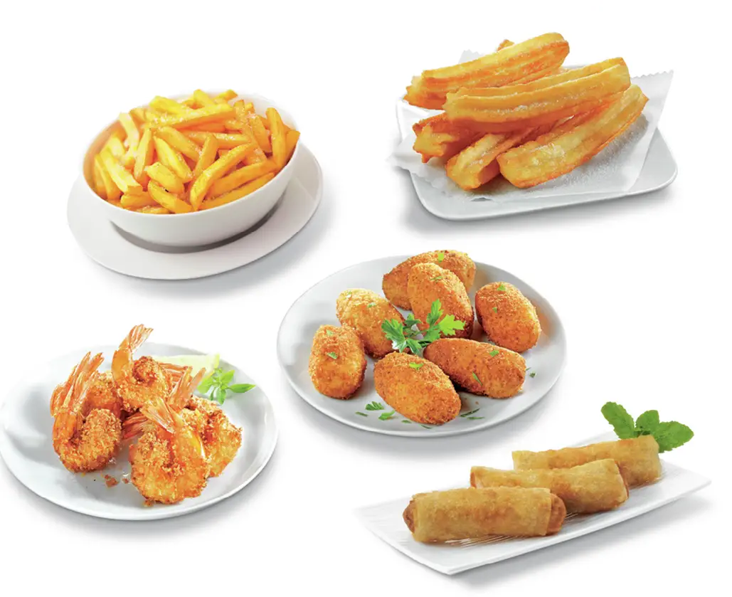 Különféle sült ételek tányérokon: sült krumpli, churros, garnélarák, krokettek és tekercsek.