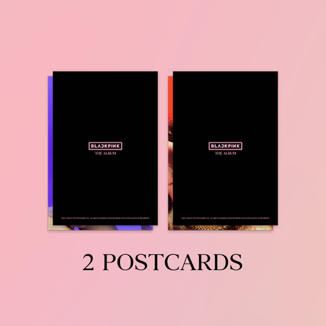 Zwei schwarze Postkarten mit dem BLACKPINK-Albumcover und dem Text 'THE ALBUM'. Rosa Hintergrund mit Text.