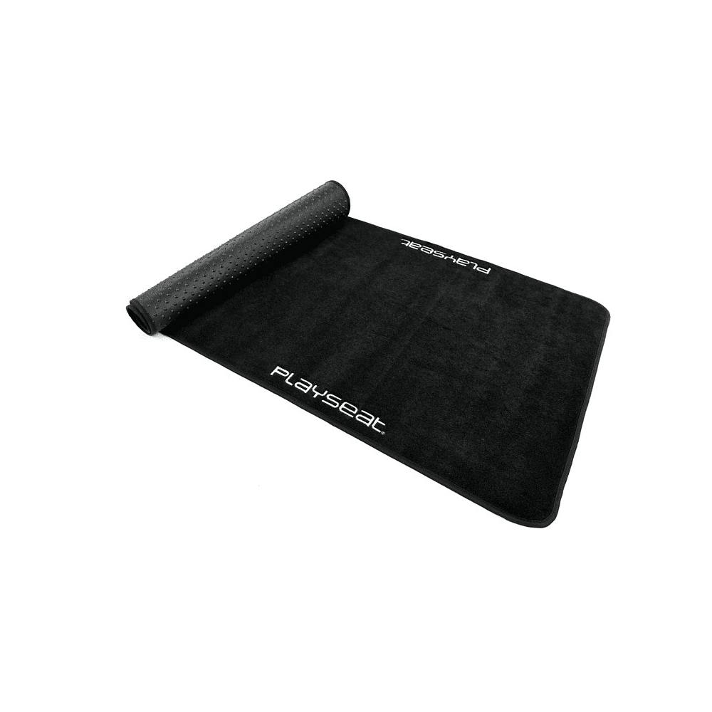 Alfombra Playseat negra, enrollada en un extremo. El logotipo de Playseat es visible en blanco sobre la superficie negra.