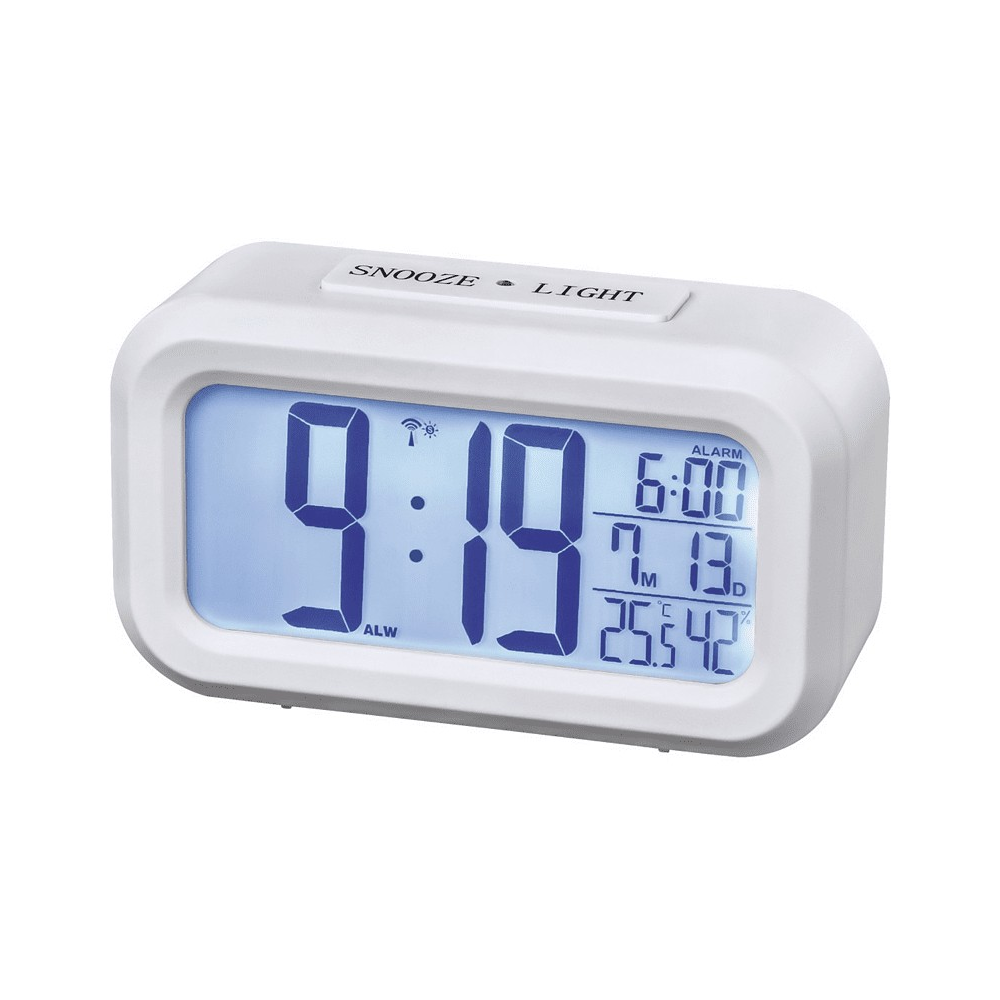 Reloj despertador digital blanco mostrando hora y fecha, botones de repetición y luz.