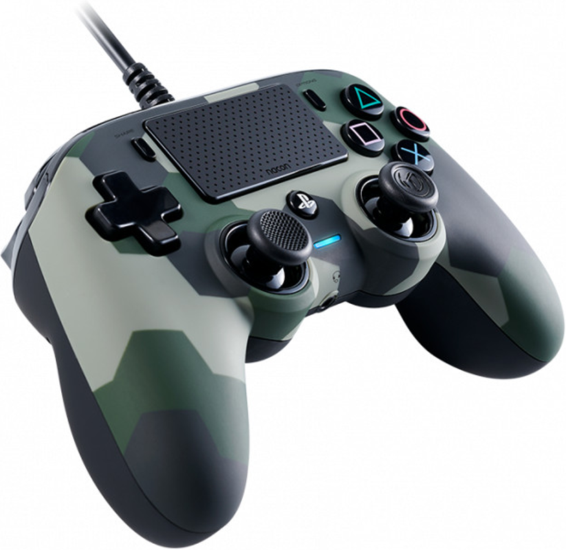 Controller Nacon PS4 con motivo mimetico, angolato, con pulsanti e joystick, su sfondo bianco.