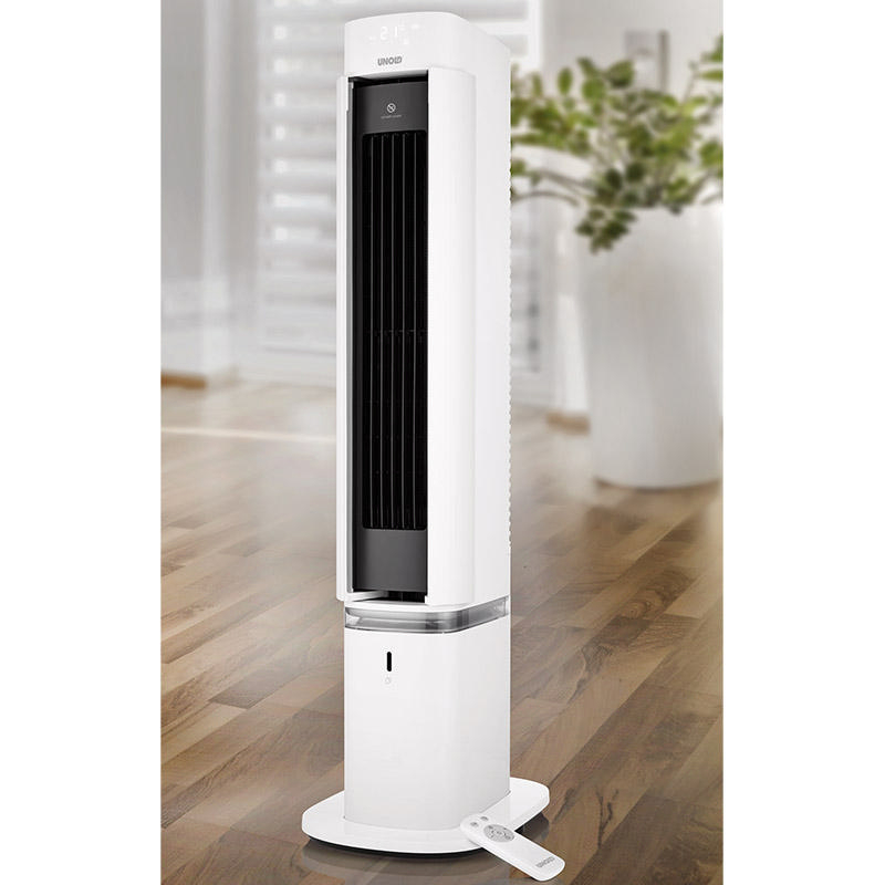 Ein weißer Turmventilator auf Holzfußboden vor weißer Wand.