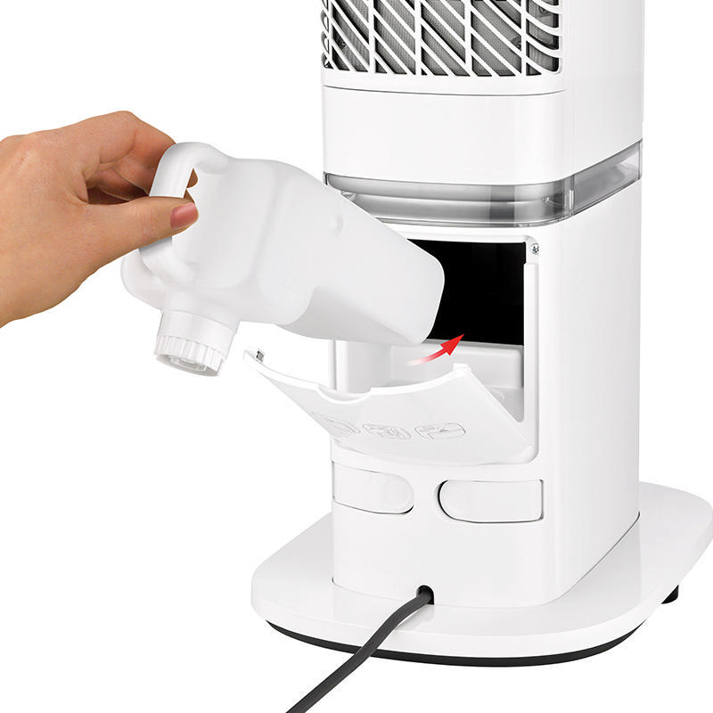 Hand öffnet ein Fach am weißen Turmventilator, um einen Wasserbehälter einzusetzen. Der Ventilator ist weiß.