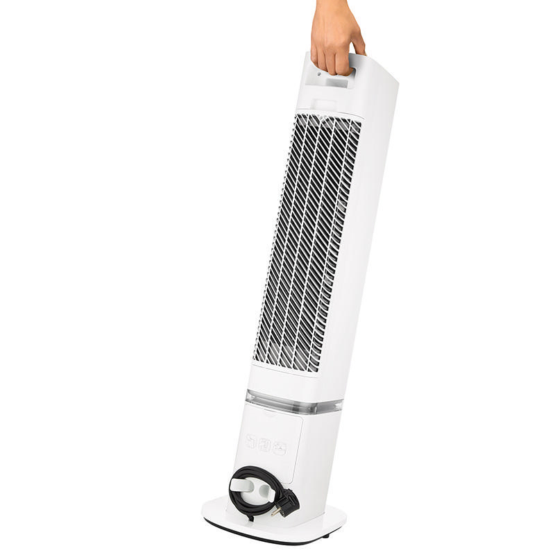 Ein weißer Turmventilator mit schwarzem Griff. Eine Hand hält den Ventilator. Weißer Hintergrund.