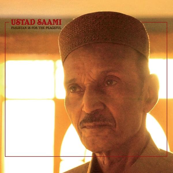 Portrait d'un homme âgé portant un chapeau. Texte superposé : Ustad Saami, Le Pakistan est pour les pacifiques, dans un cadre rouge.