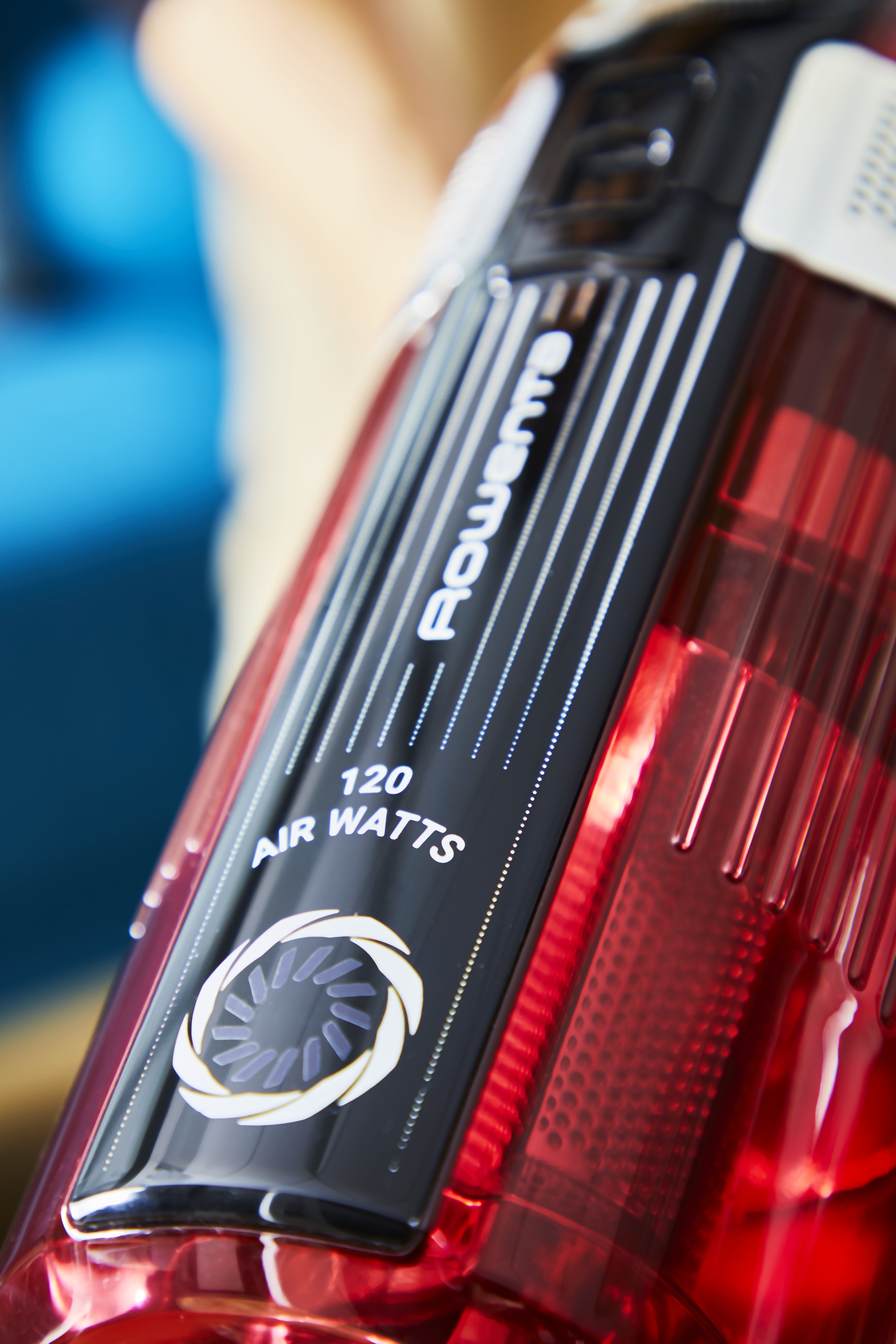 Gros plan d'un aspirateur rouge et noir avec la marque 'Rowenta' et '120 AIR WATTS' imprimés.