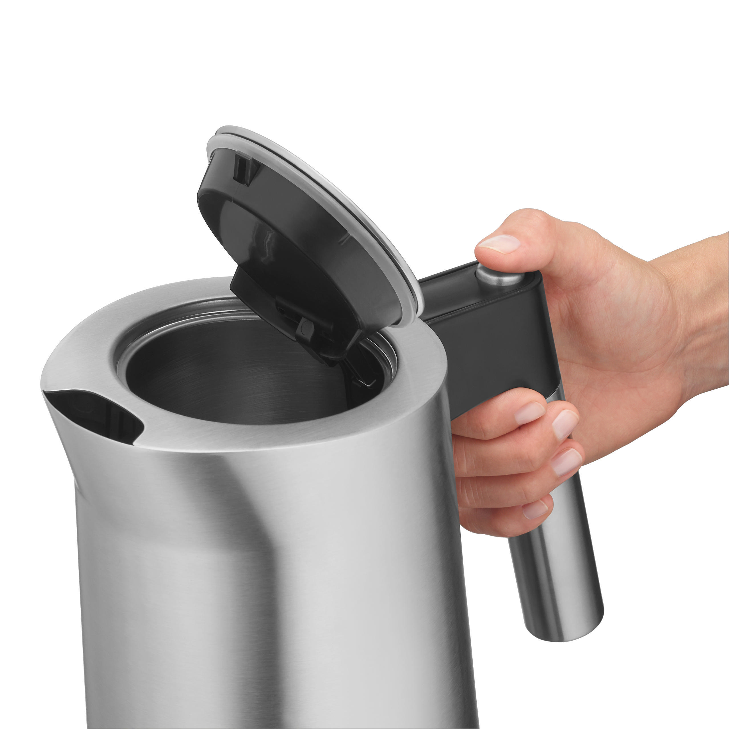 Eine Hand hält einen schwarzen Deckel über einem Edelstahl-Wasserkocher.