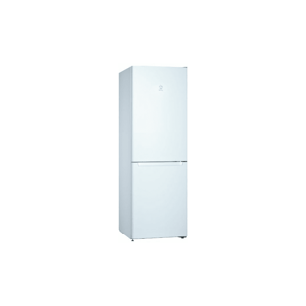 Un refrigerador blanco con dos puertas. La puerta superior es más alta que la puerta inferior. Fondo negro.