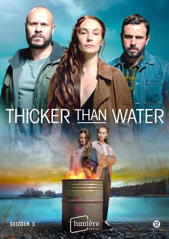 Affiche du film Thicker Than Water. Trois personnes devant un lac avec du feu et deux jeunes filles.