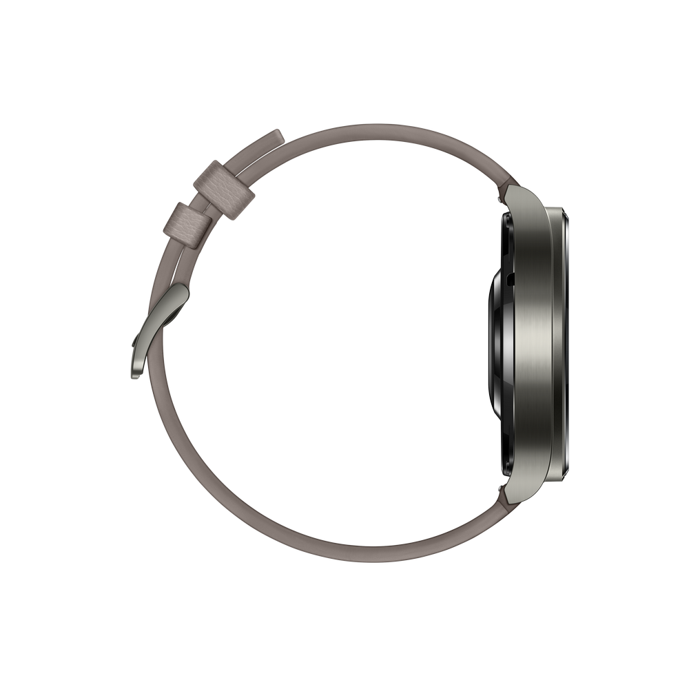 Vista lateral de un smartwatch con caja gris y correa marrón claro. Fondo negro.
