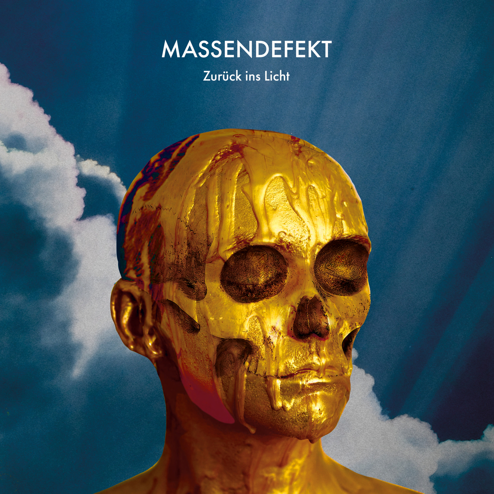 Eine Person mit einer goldenen schädelartigen Maske, mit Gold, das heruntertropft.