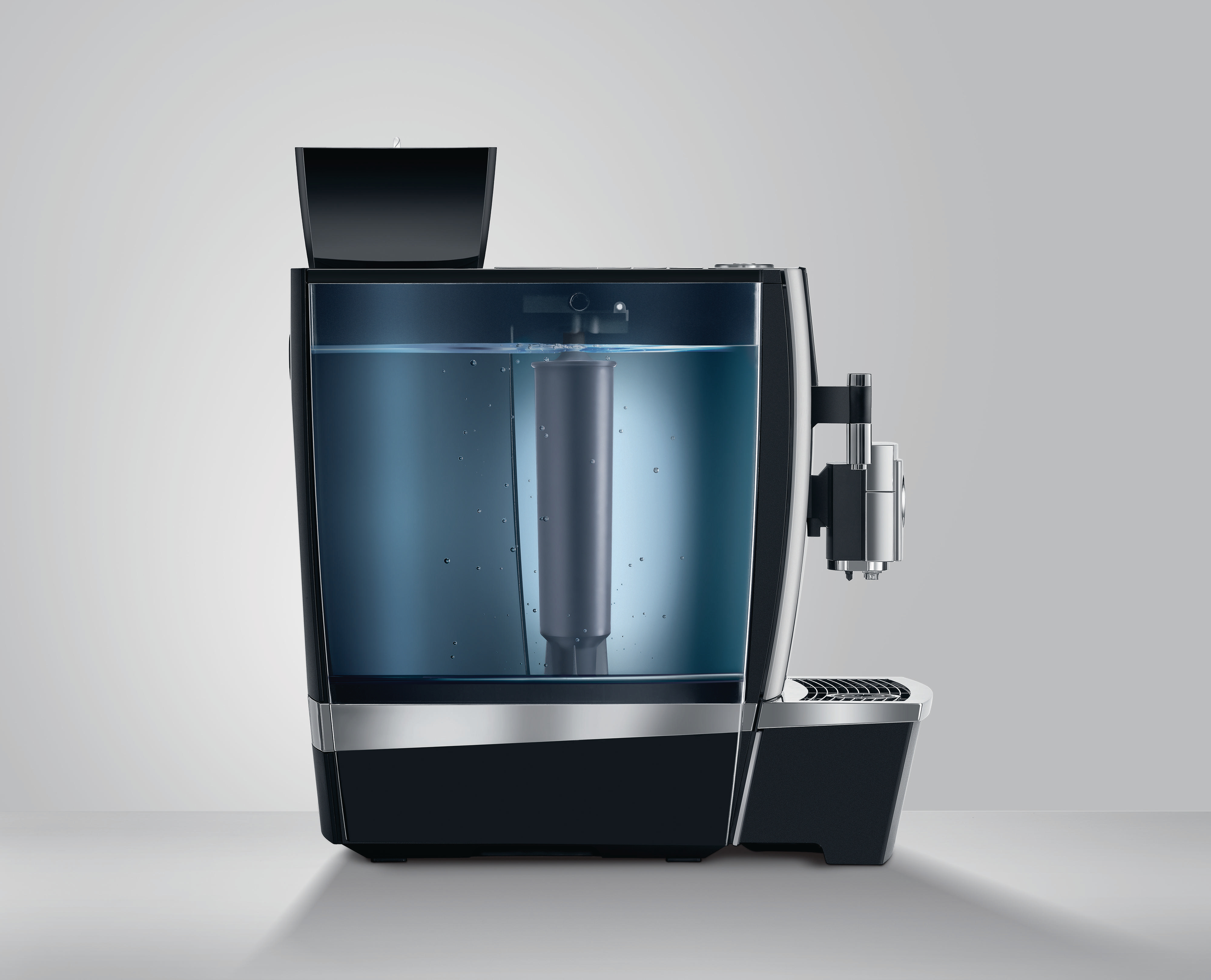 Eine schwarze und silberne Jura Kaffeemaschine, mit einem sichtbaren Wassertank.