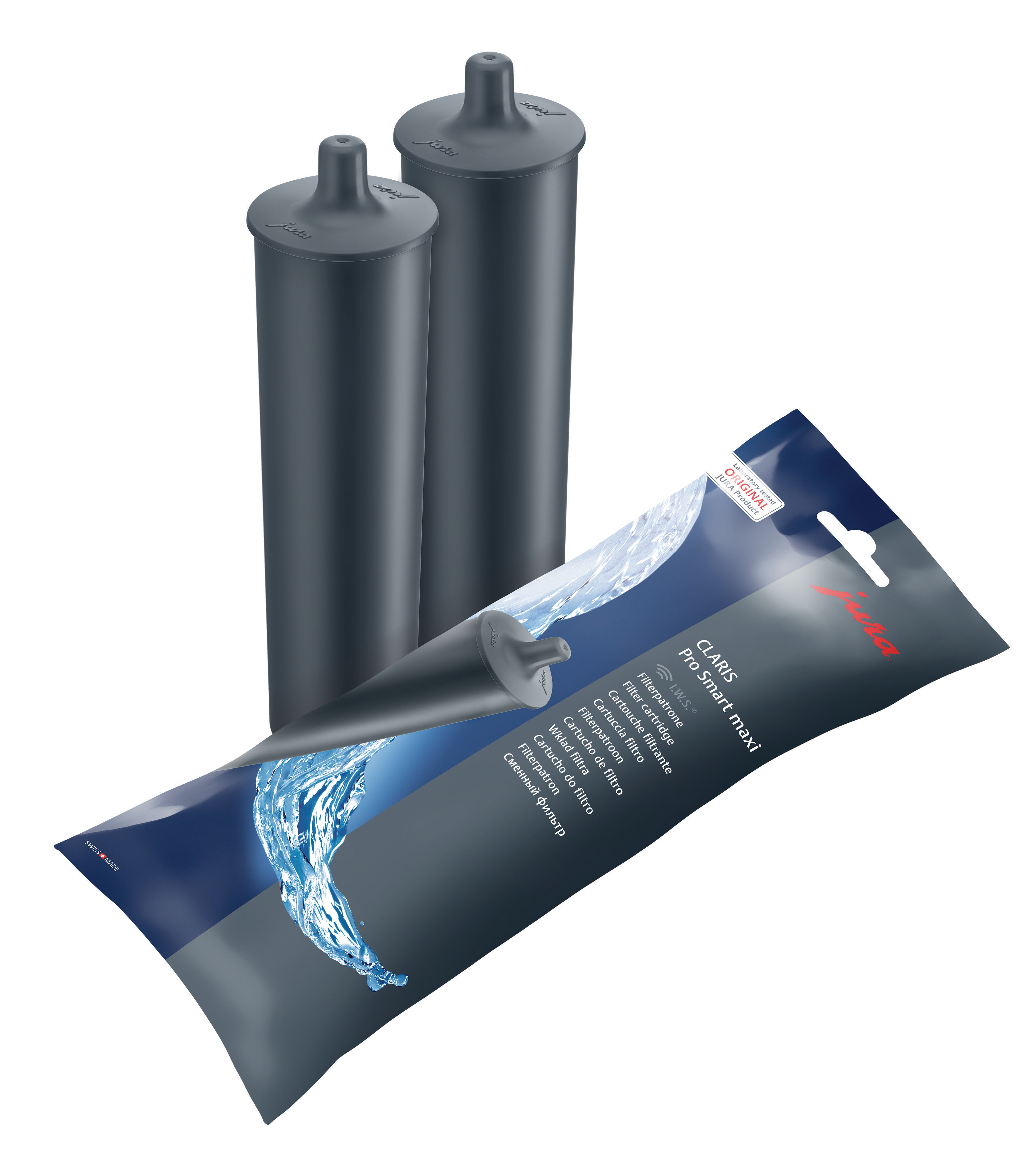 Zwei zylindrische Wasserfilter und eine Filterpackung auf weißem Hintergrund.