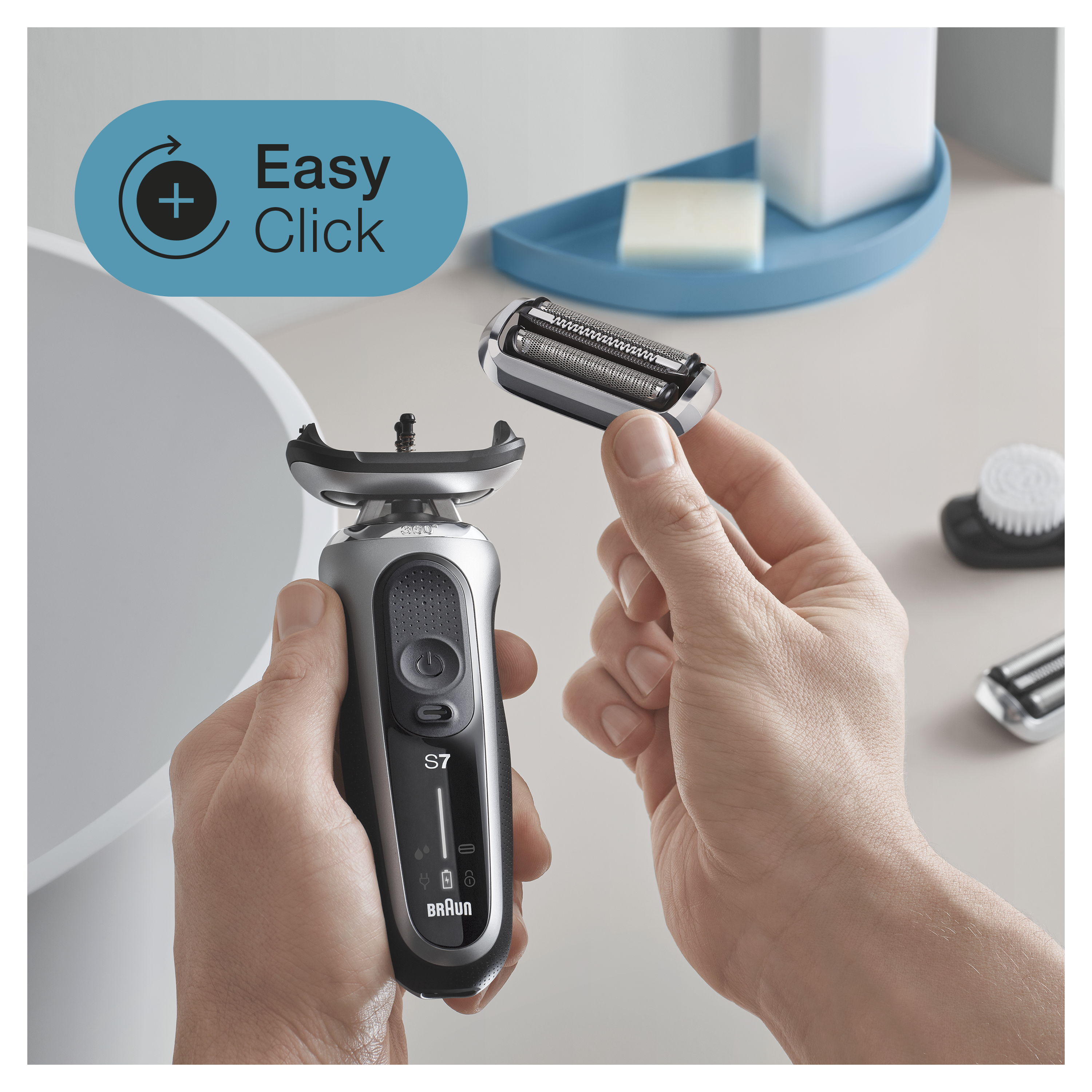 Man houdt elektrisch scheerapparaat en vervangende kop vast. 'Easy Click' label.