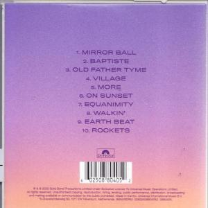 Achterkant van cd-hoesje met tracklist, paarse achtergrond.