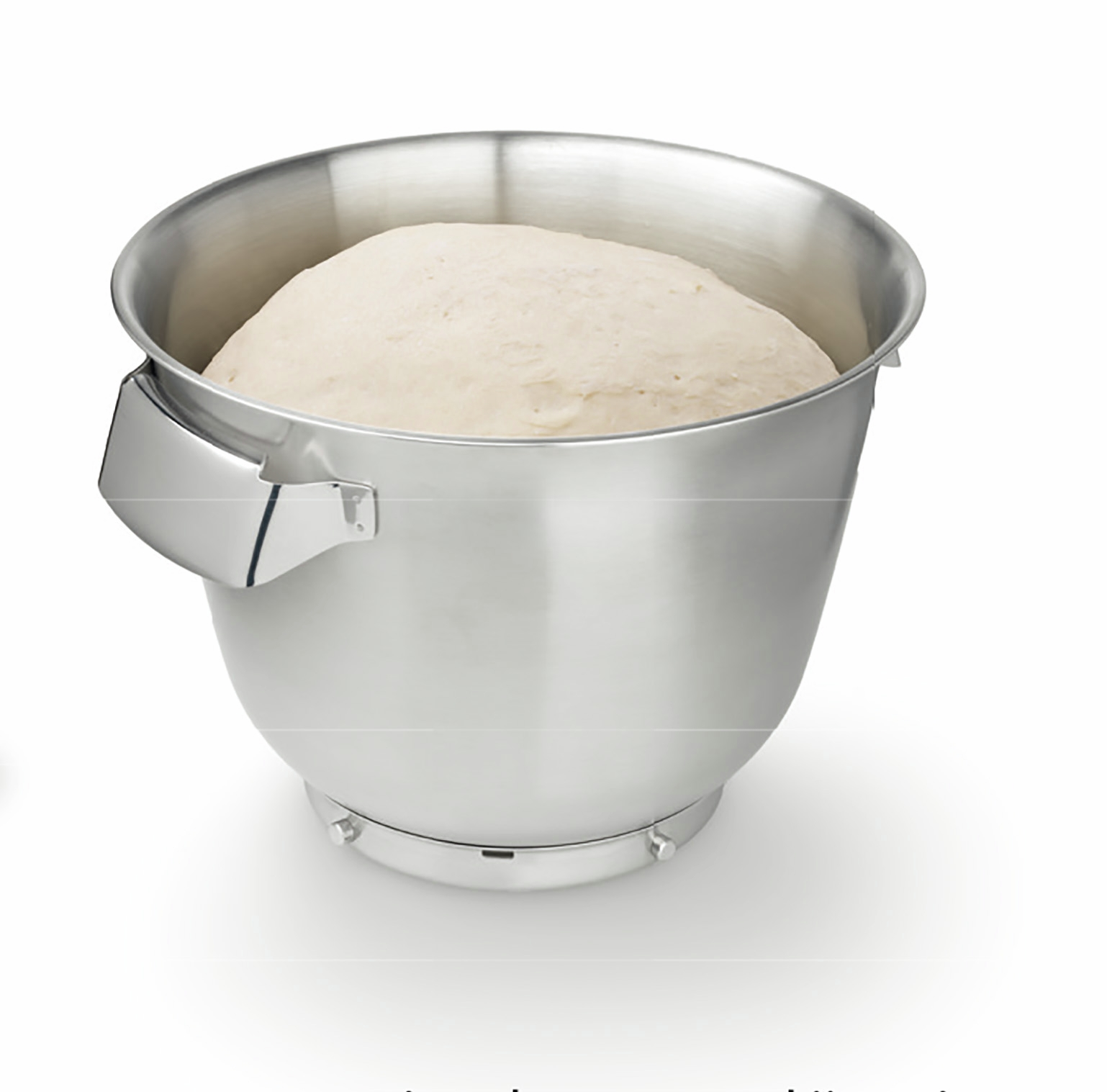 Silberne Schüssel mit Teig auf Weiß. Küchengerät aus Edelstahl.