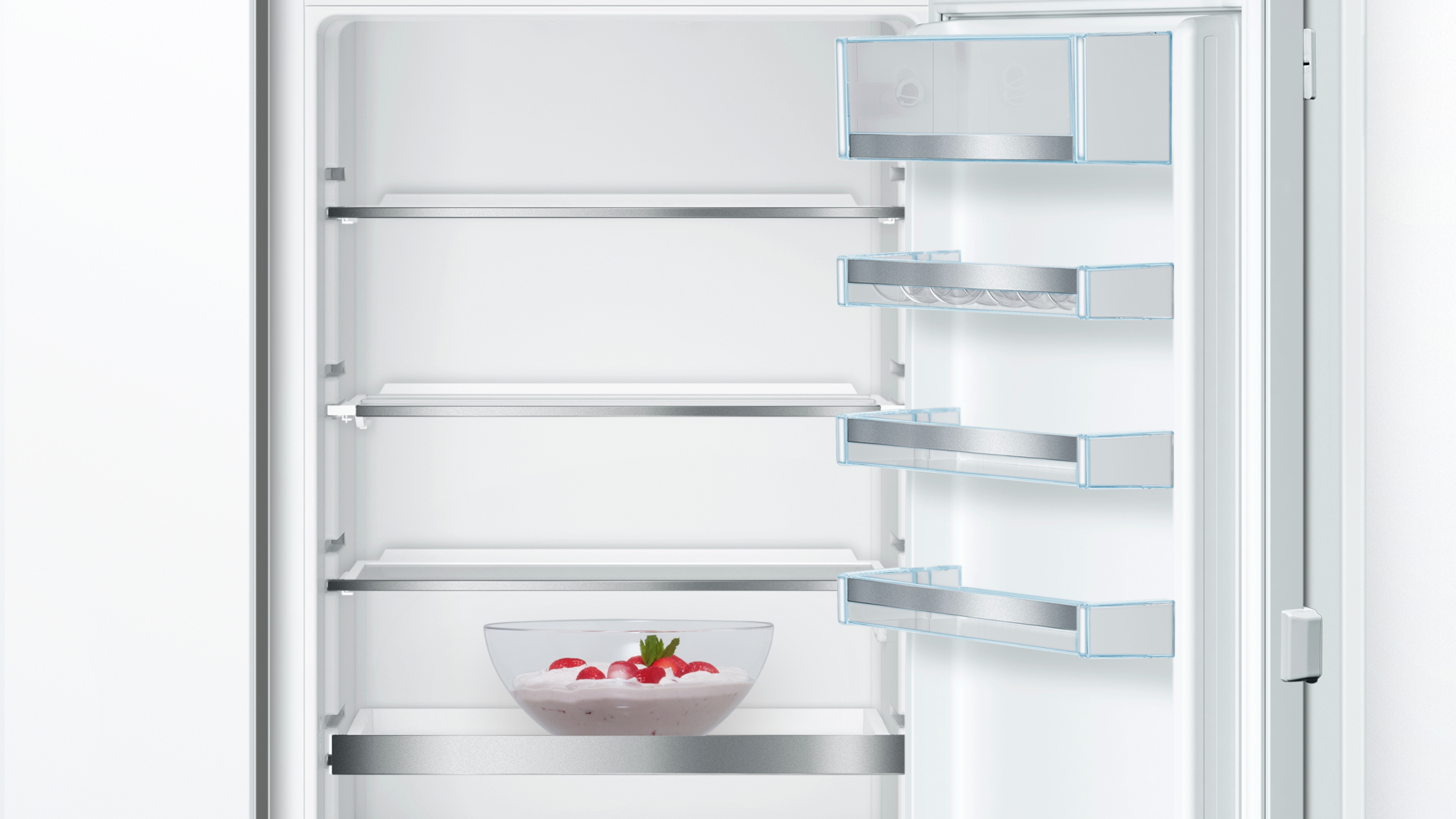 Inneres eines Kühlschranks mit Regalen. Eine Glasschüssel mit Erdbeeren steht auf einem Regal.