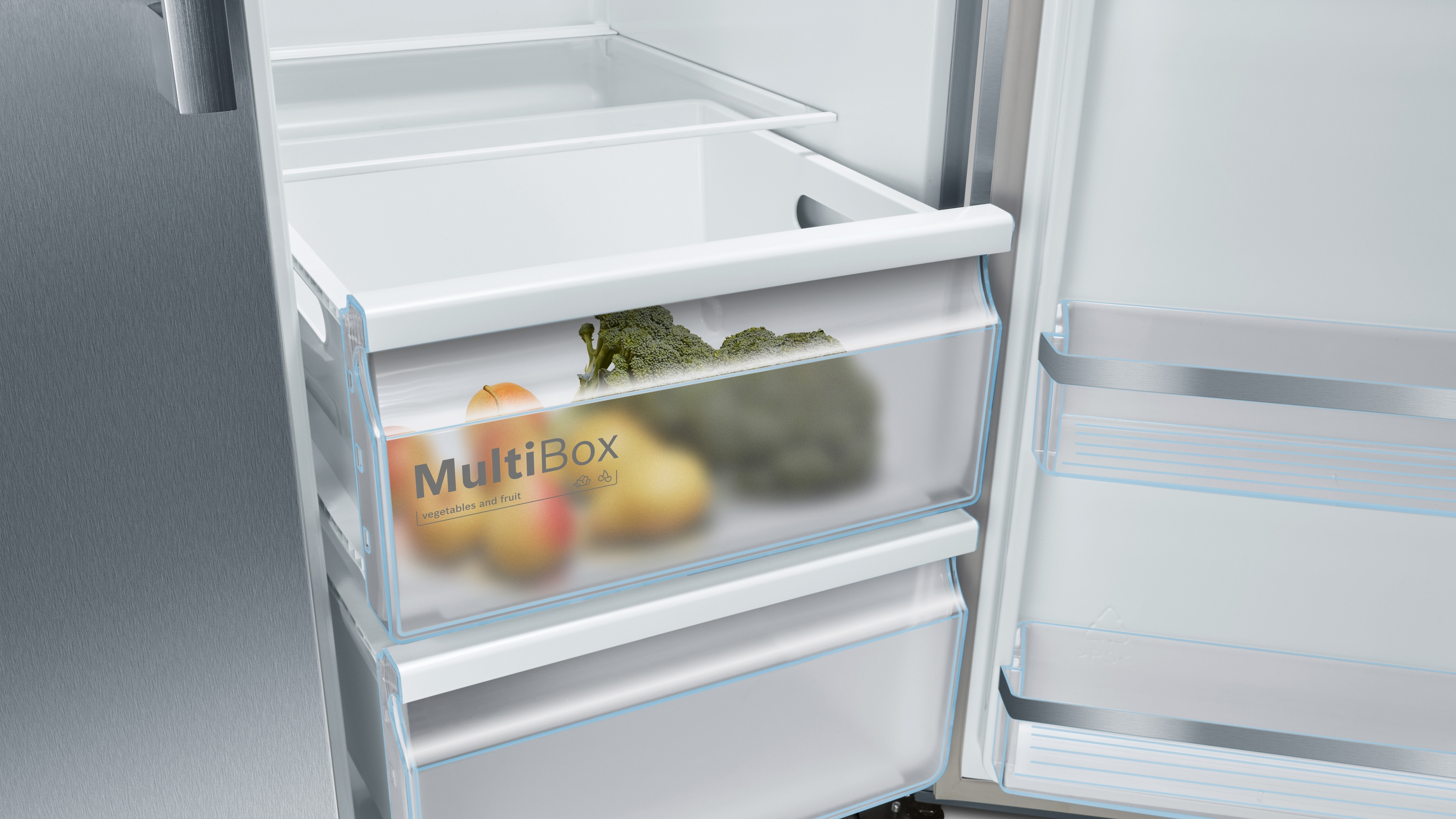 Kühlschrankinnenraum mit einer Schublade für Gemüse und Obst.