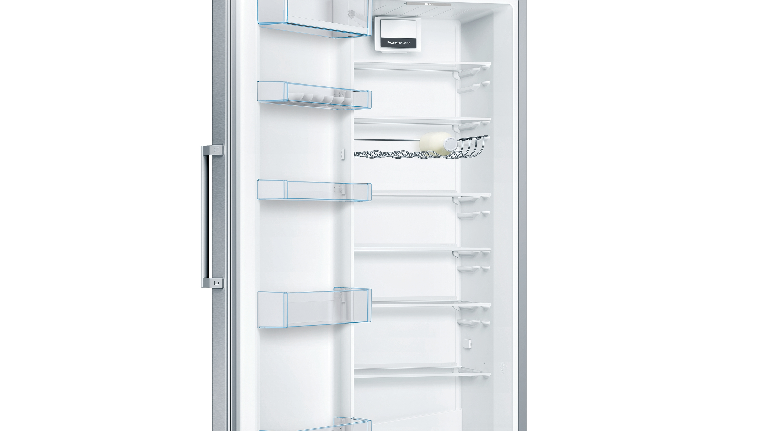Interior de refrigerador con estantes, huevera y disposición organizada. Mayormente vacío.