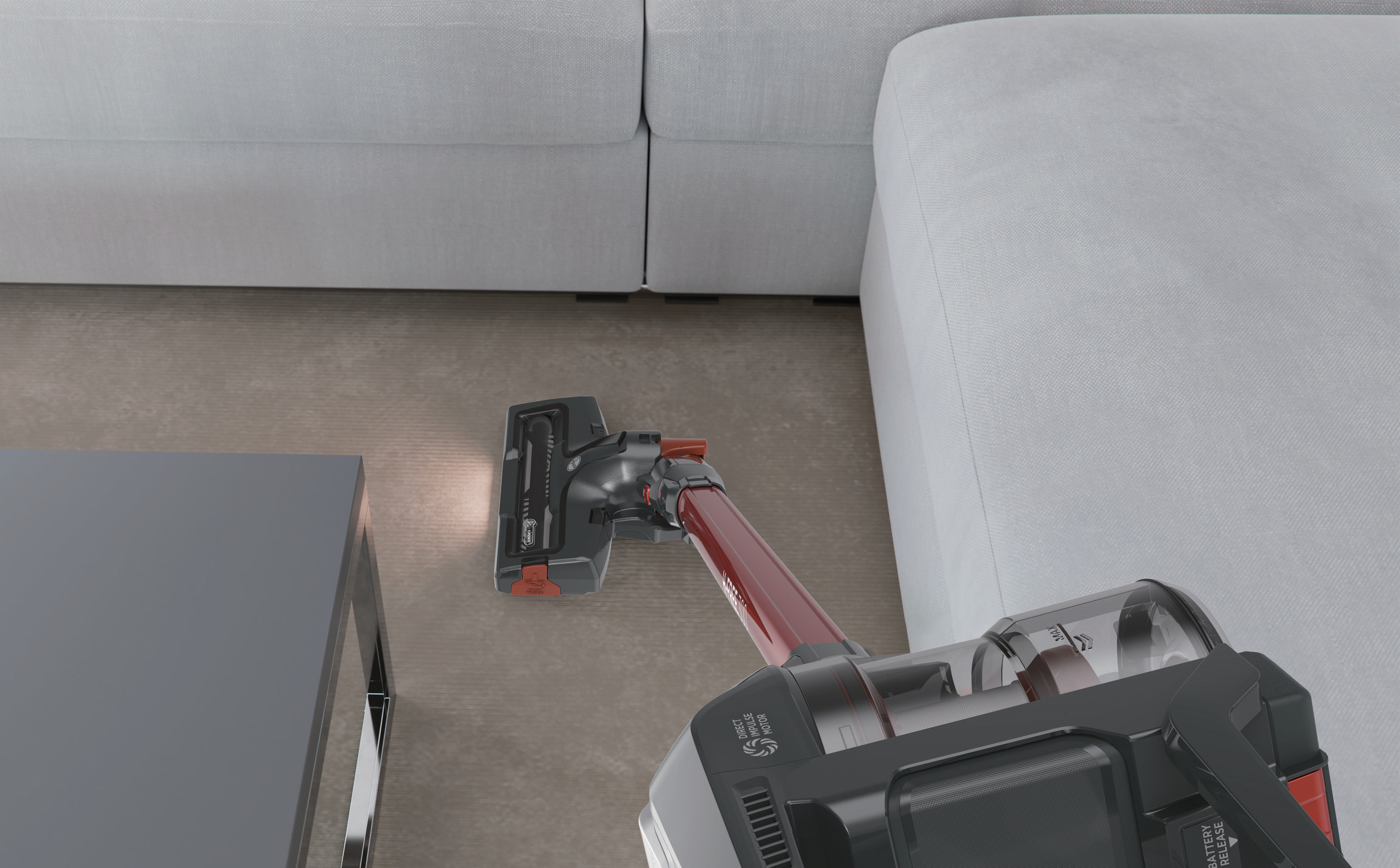 Boden saugen, mit weißem Sofa und grauem Tisch.
