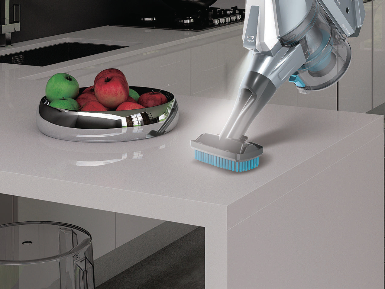 Ein Staubsauger reinigt eine Arbeitsplatte mit Lebensmitteln.