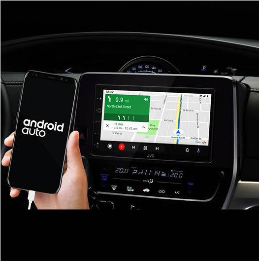 Een dashboard van een auto met een navigatiescherm en een smartphone.