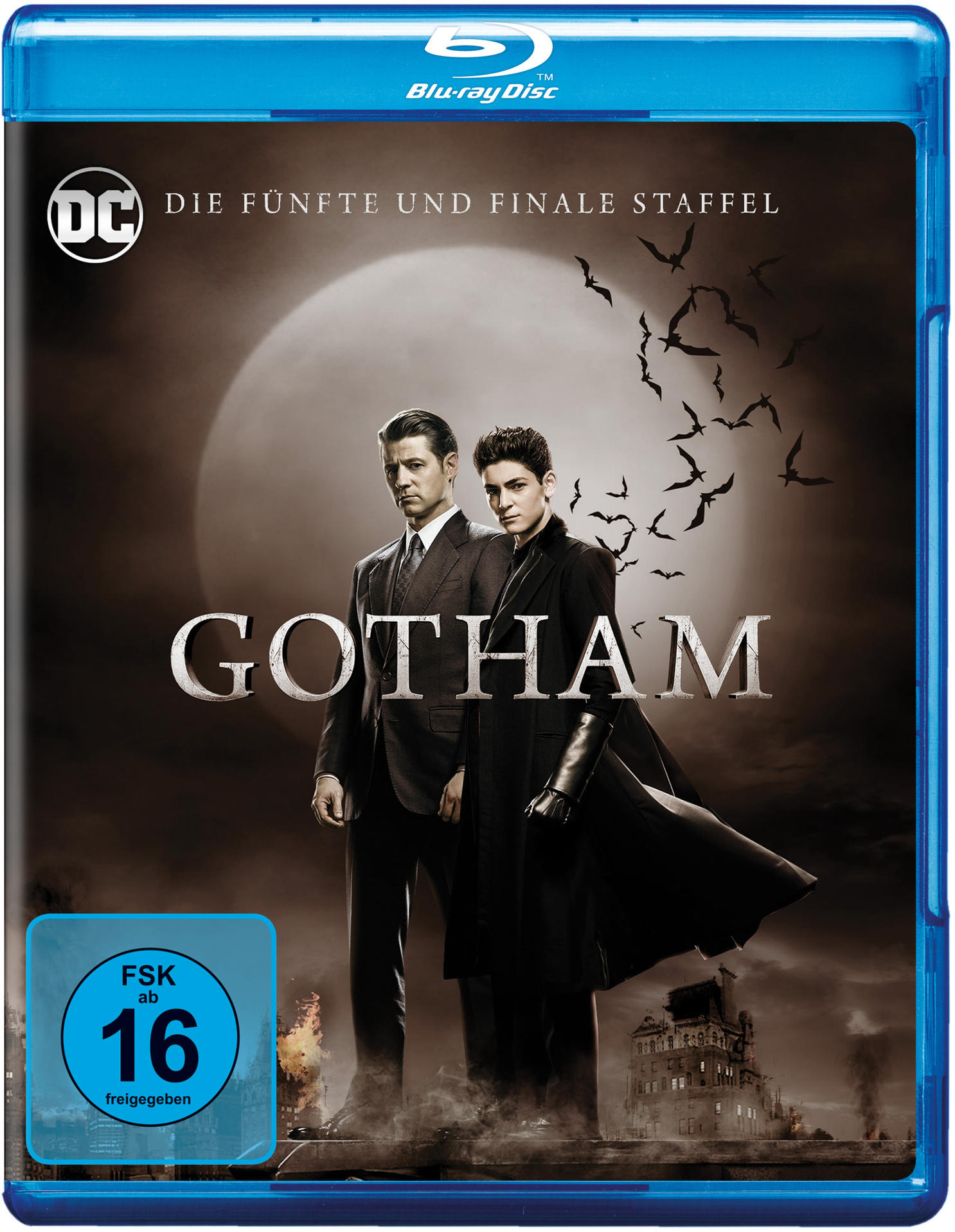 DVD-Cover für Gothams fünfte und letzte Staffel. Zwei Männer in Anzügen, eine Frau im schwarzen Mantel und Fledermäuse.
