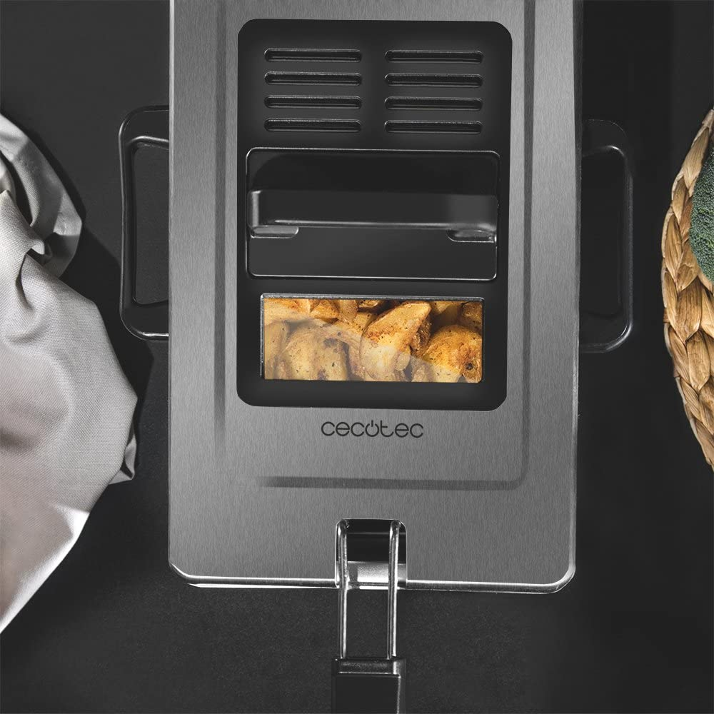 Vista superior de una parrilla Cecotec de acero inoxidable con comida cocinada dentro.