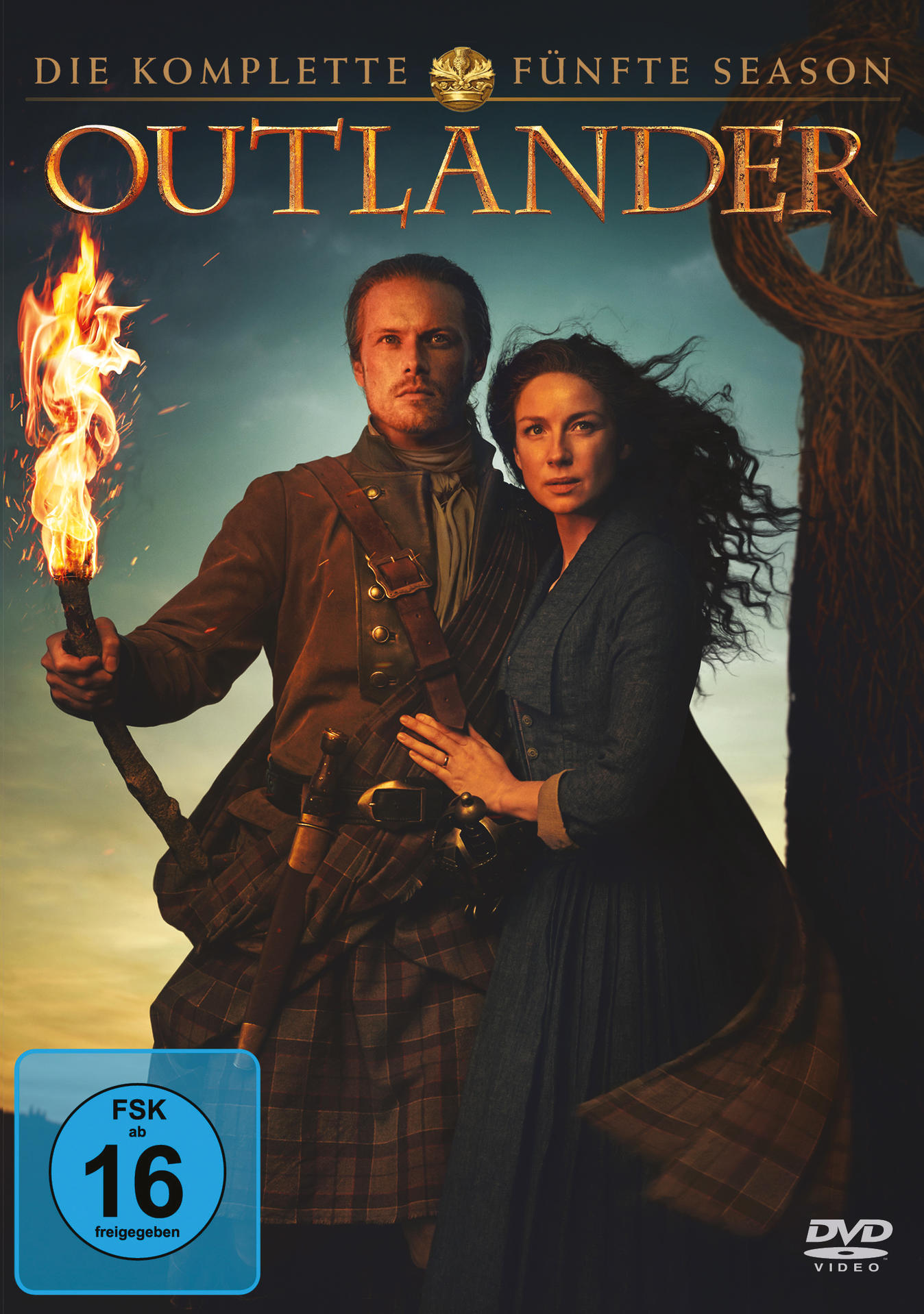Outlander DVD-Cover, zwei Personen in historischer Kleidung, ein Mann mit Fackel und eine Frau.
