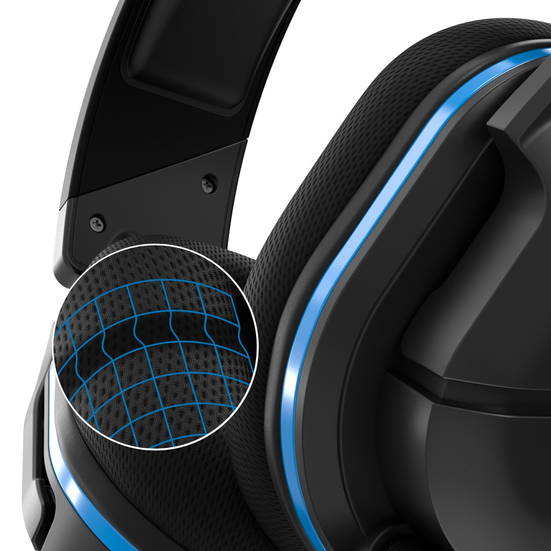 Nahaufnahme eines schwarzen und blauen Gaming-Headsets mit einem Mesh-Ohrpolster.
