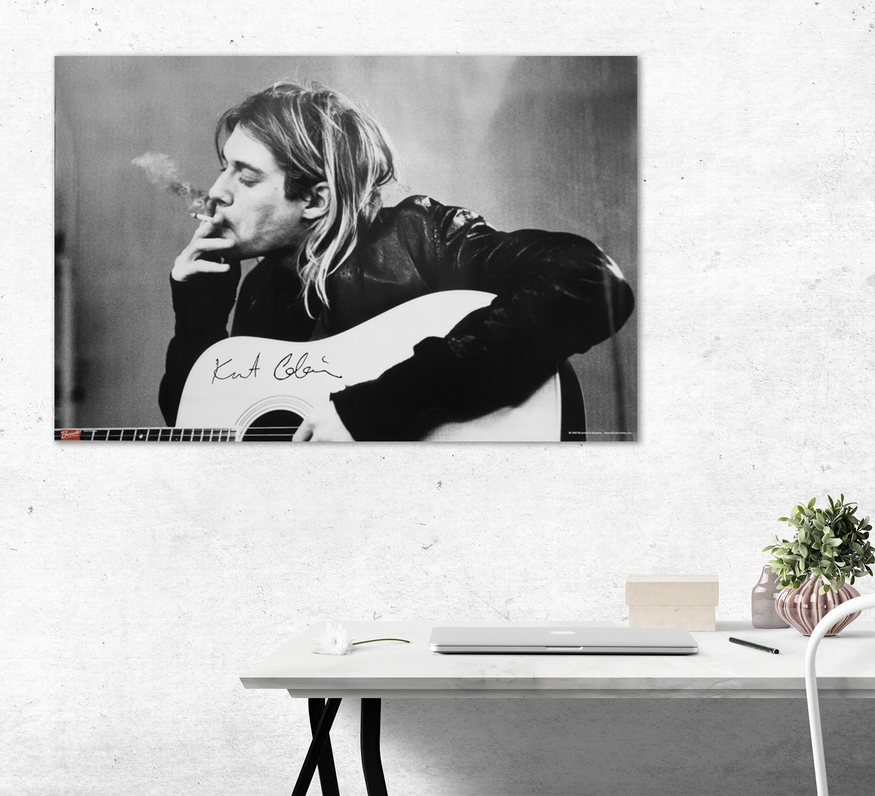 Kurt Cobain raucht mit langen blonden Haaren eine Zigarette, während er eine Gitarre hält.