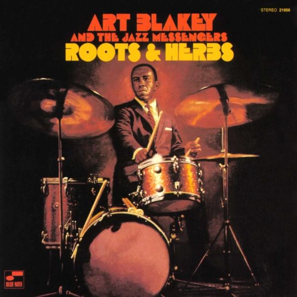 Art Blakey dobol. A lemezborítón narancssárga szöveg: Roots & Herbs, és a Blue Note logó. Sötét háttér. A sarokban a Stereo 21956.