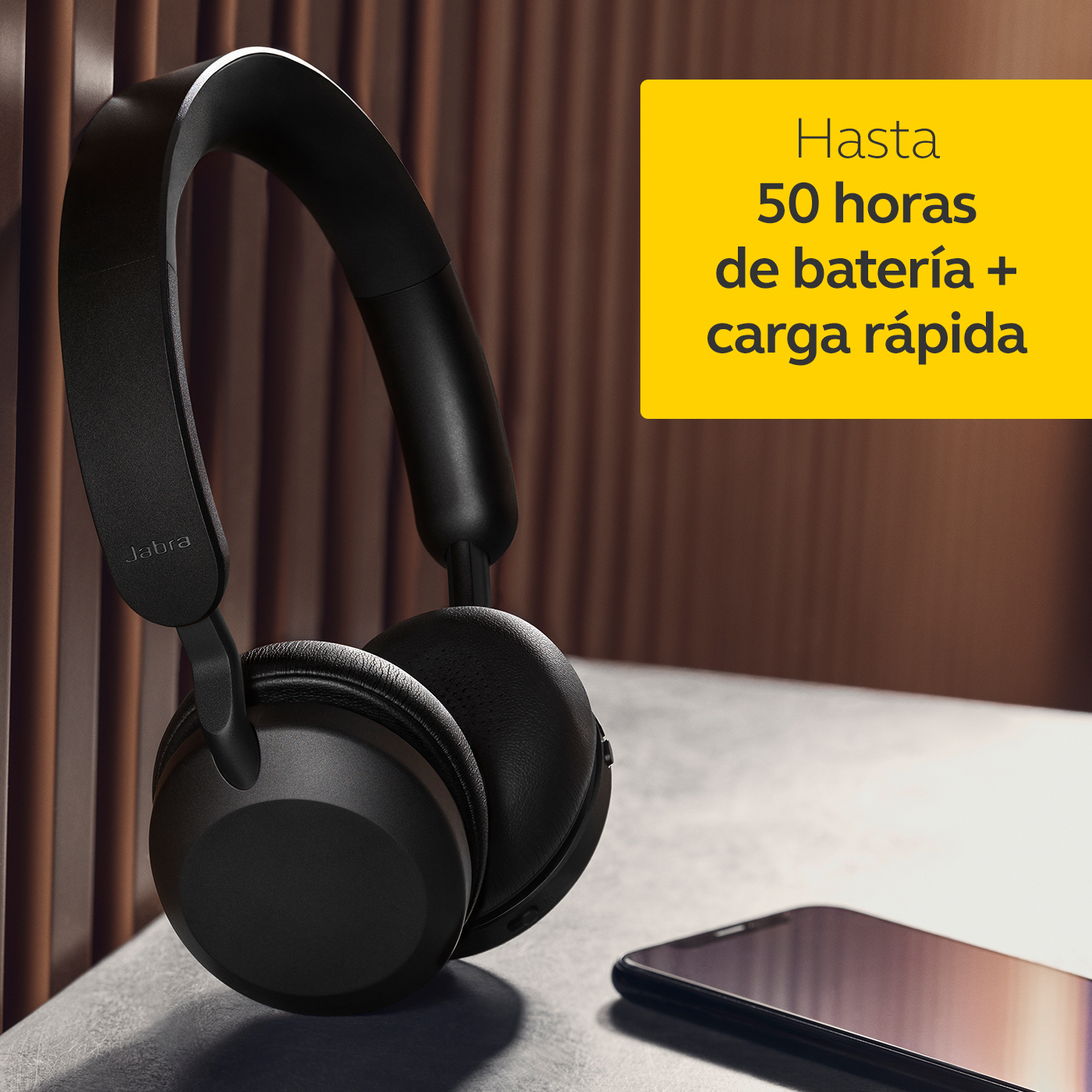 Un dispositivo de tableta azul, vista trasera, con el logotipo de Huawei.