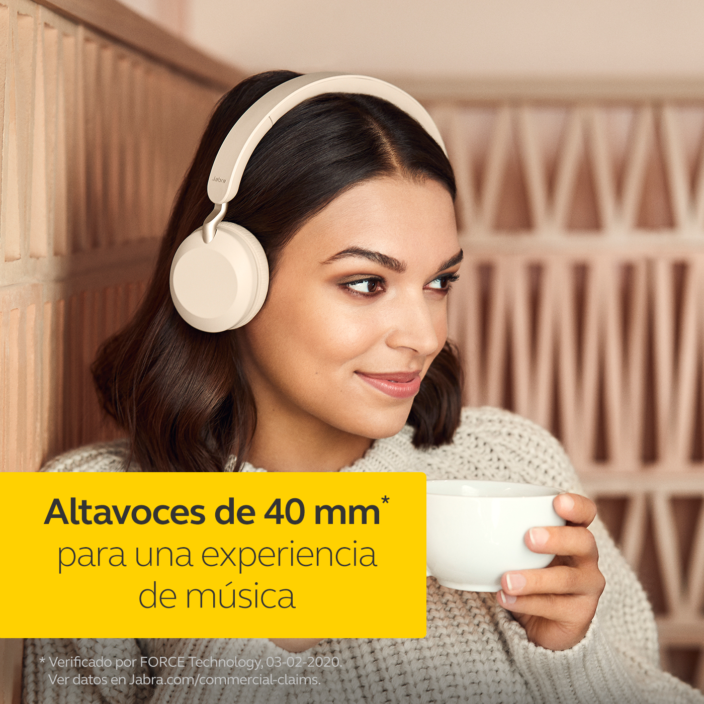 Mujer con auriculares y taza, con texto en español.