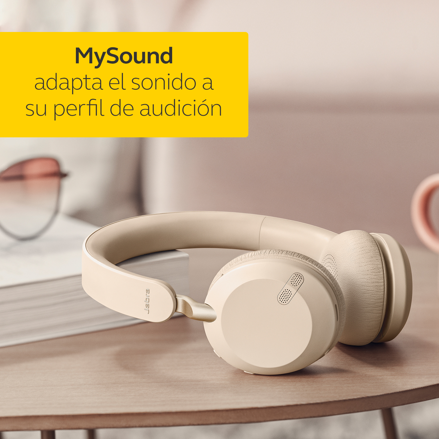 Auriculares beige sobre una mesa. Texto: MySound adapta el sonido a tu perfil auditivo.