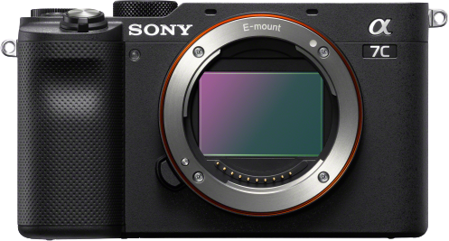 Schwarze Sony Alpha 7C Kamera. Objektiv ist geöffnet und zeigt den Sensor. Silberner Ring um das Objektiv.