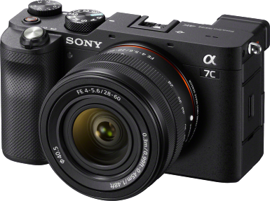 Schwarze Sony Alpha 7C Kamera mit Objektiv, auf schwarzem Untergrund.