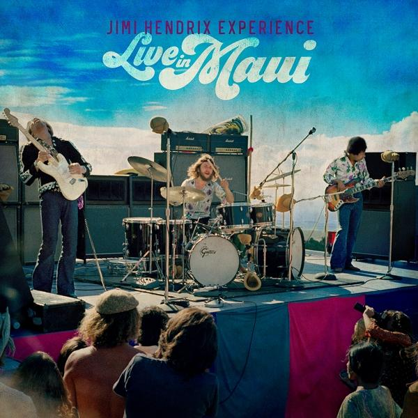 Live band op het podium die instrumenten bespeelt, met een publiek ervoor.